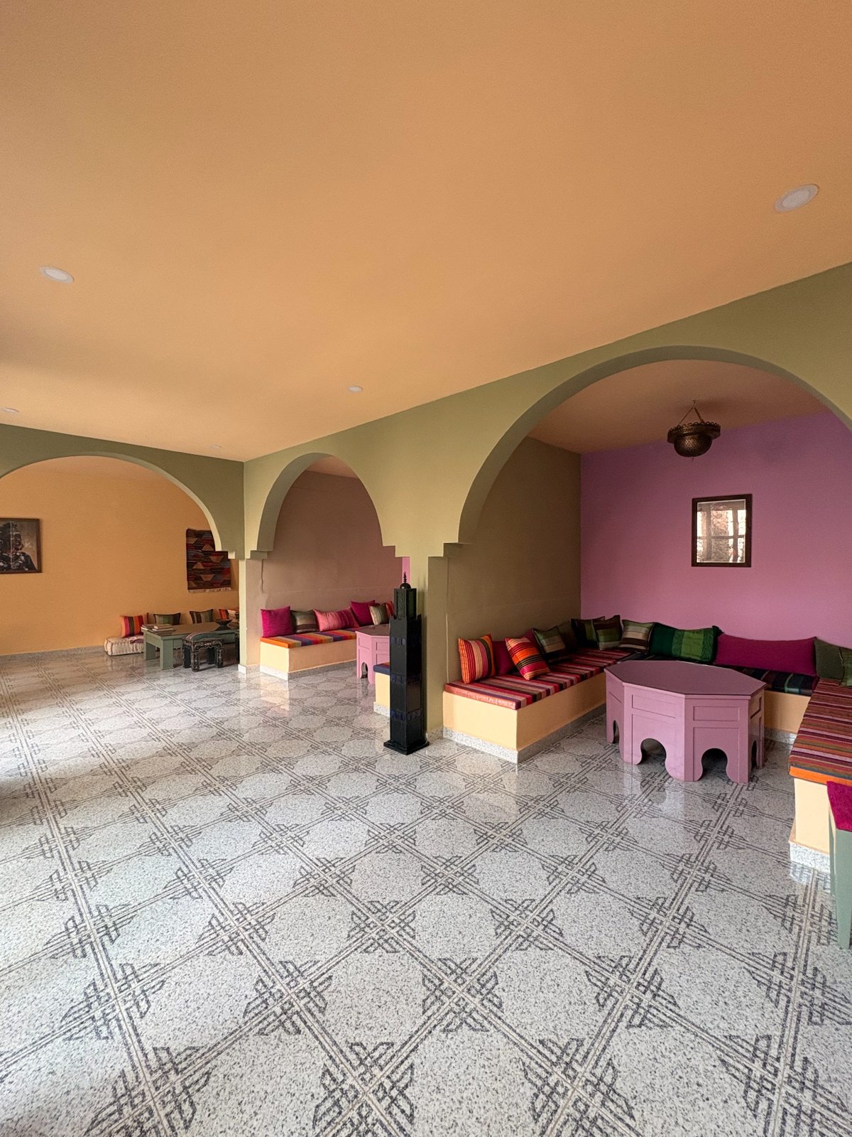 صالون واسع بألوان زاهية – Riad Mozaik Taroudant