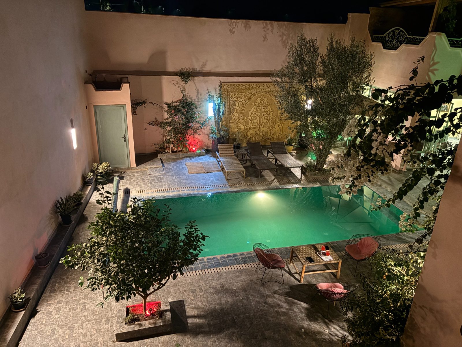 المسبح مضاء بالليل – Riad Mozaik Taroudant