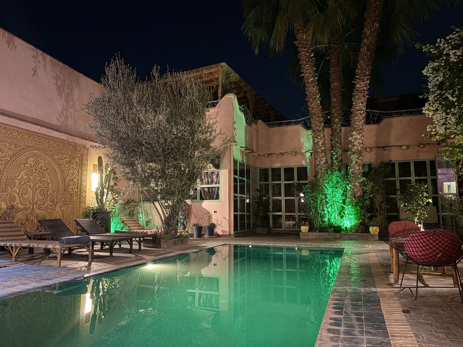 المسبح والفناء بالليل – Riad Mozaik Taroudant