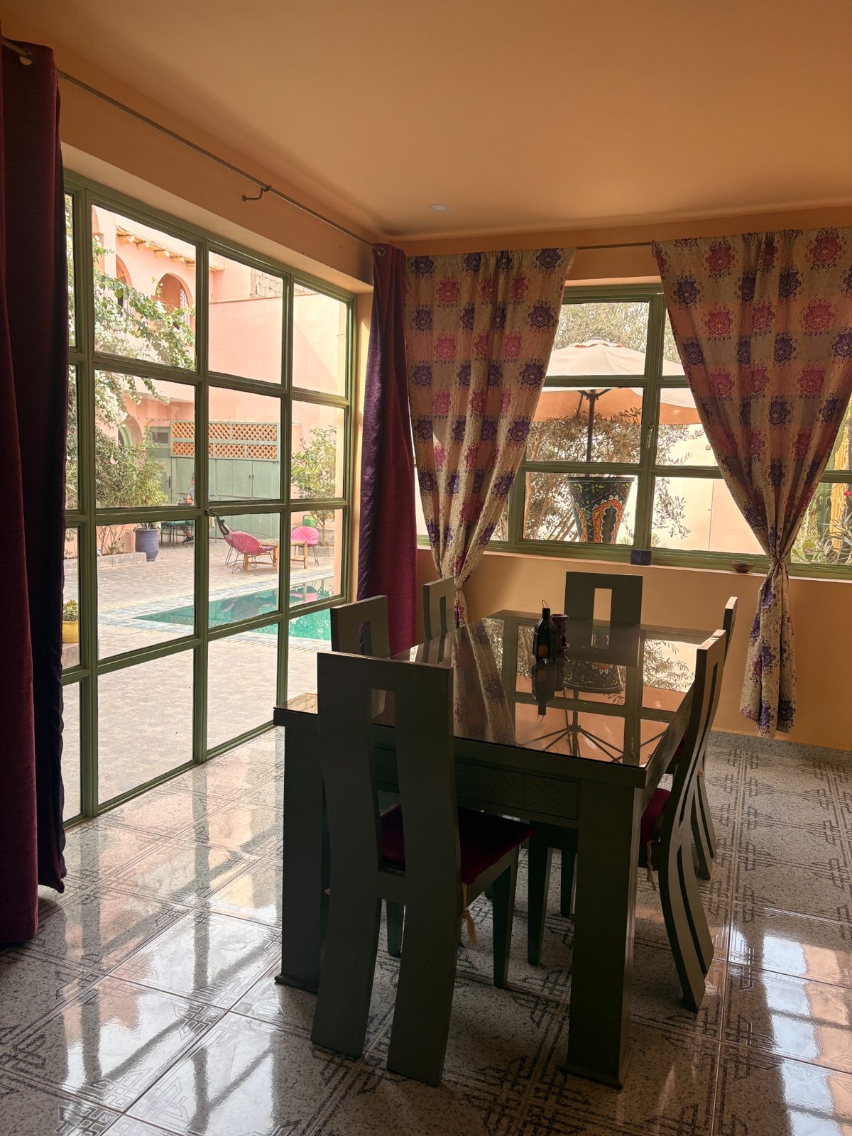 قاعة الطعام مطلة على الفناء – Riad Mozaik Taroudant