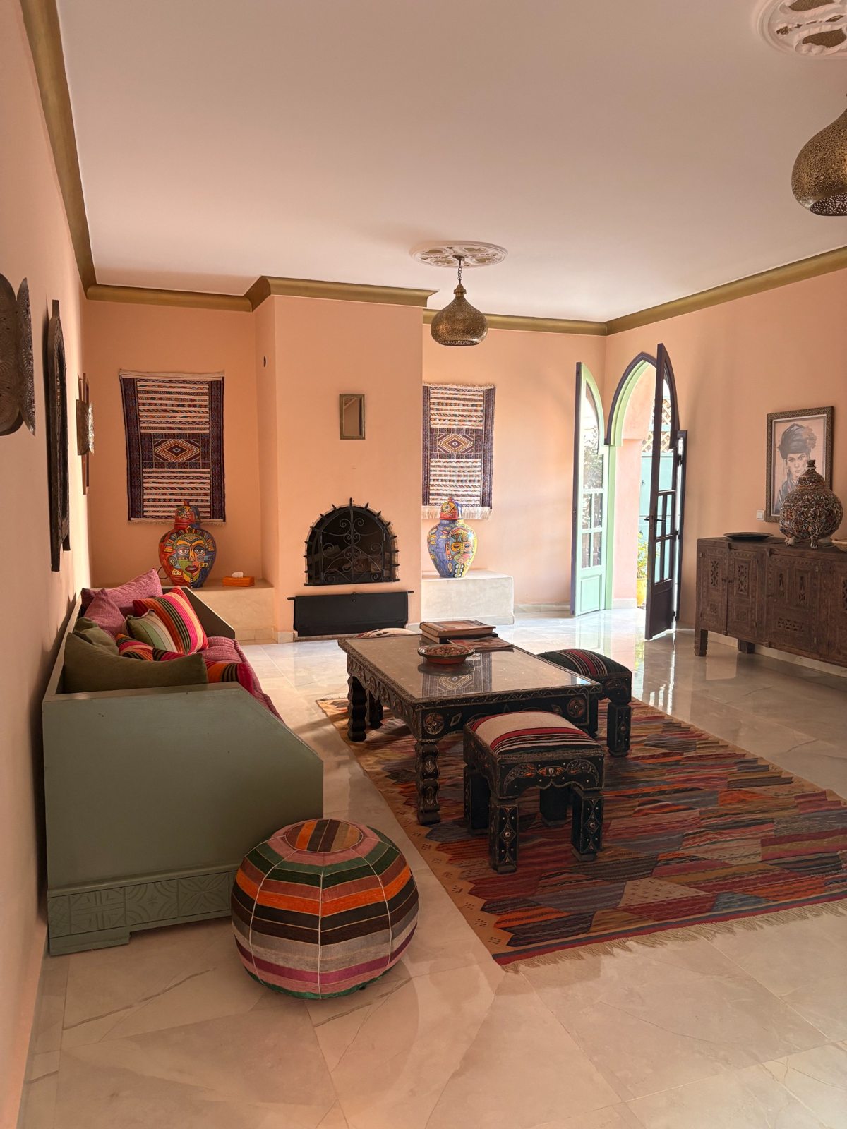 صالون مغربي مع مدفأة – Riad Mozaik Taroudant